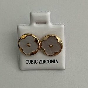 🌸Boutique Faux Mother of Pearl and GoldTone Flower Earrings